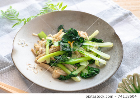 Stir-fried tasoi and enoki Stir-fried tasoi and enoki 74118604