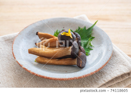 Grilled shimeji mushrooms with soy sauce Grilled shimeji mushrooms with soy sauce 74118605