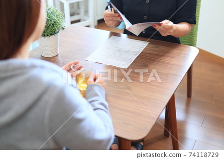 諮詢診斷面試美女女性 74118729