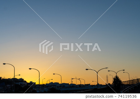 暮光之城道路照明的剪影 暮光之城道路照明的剪影 74119536