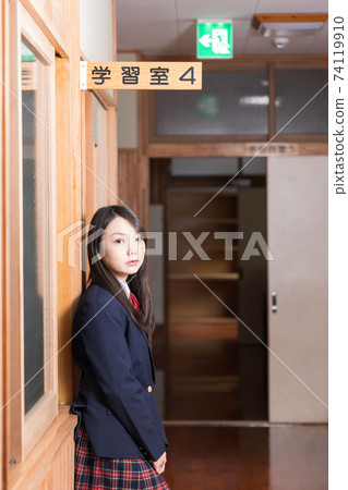 High school girls and high school students standing in the school corridor 74119910