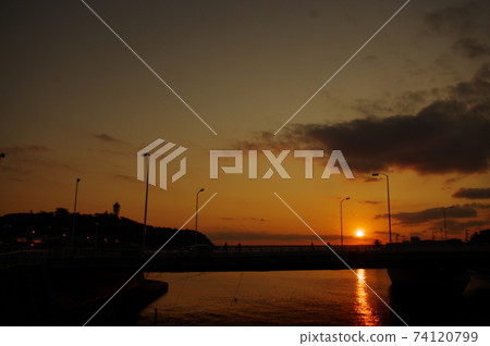 Sunset in the city by the sea 74120799