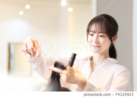 剪客戶頭髮的髮型師 剪客戶頭髮的髮型師 74120925