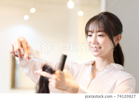 剪客戶頭髮的髮型師 74120927