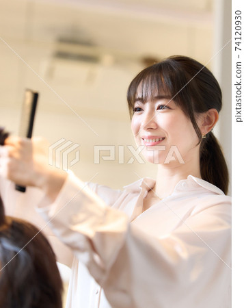 剪客戶頭髮的髮型師 74120930