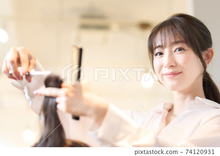 剪客戶頭髮的髮型師 74120931