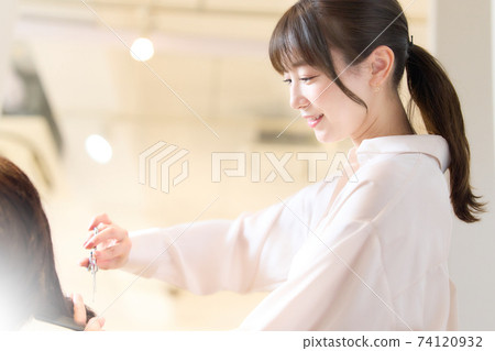 剪客戶頭髮的髮型師 74120932