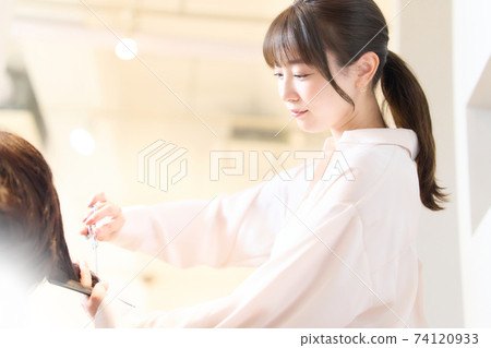 剪客戶頭髮的髮型師 74120933
