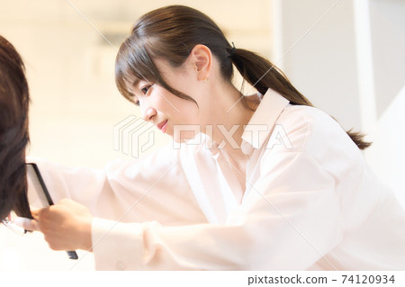 剪客戶頭髮的髮型師 74120934