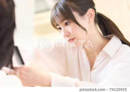 剪客戶頭髮的髮型師 剪客戶頭髮的髮型師 74120935