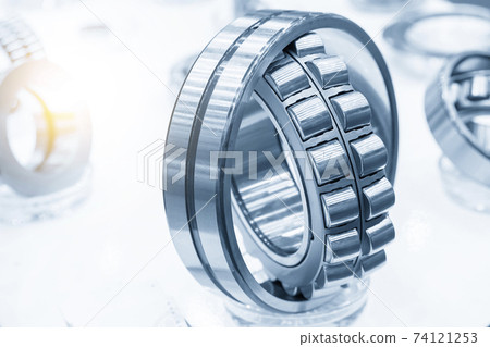 The cylindrical rolling bearing part. 74121253