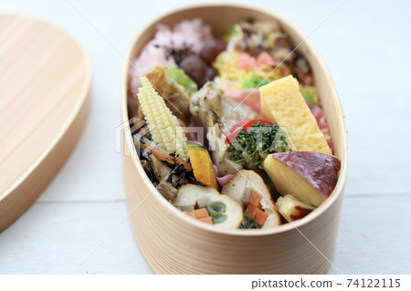 日式便當盒裡裝滿了配菜 74122115