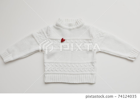 Top view white woolen sweater with a red heart. Love, romance, Valentines Day concept. Flat lay, copy space Top view white woolen sweater with a red heart. Love, romance, Valentines Day concept. Flat lay, copy space 74124035