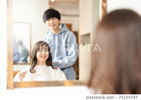 接受諮詢的年輕女性顧客在一家美容院 74124797