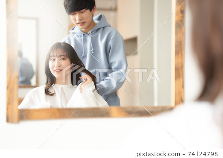 年輕的女顧客與美容師交談 74124798