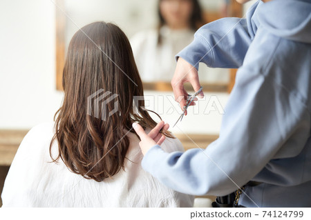 剪女人的頭髮的設計師的手 74124799