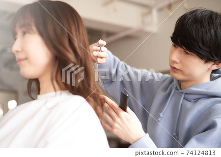 Hair stylist who cuts women's hair Hair stylist who cuts women's hair 74124813