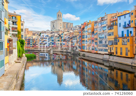 Cathedral and colorful houses in Girona, Spain 74126060