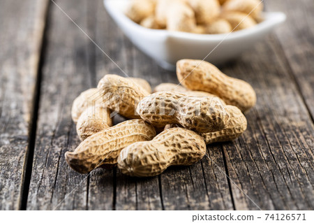 Roasted peanuts. Tasty groundnuts. 74126571