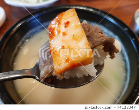 Seolleongtang and a spoonful of kkakdugi Seolleongtang and a spoonful of kkakdugi 74128347