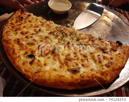 A delicious pizza bout A delicious pizza bout 74128353