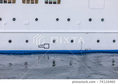 客船的船體側面，舷窗，護舷板，吃水標記 74128460