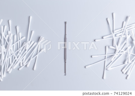reusable metal ear stick vs a lot of plastic sticks white and black zero waste shopping reusable metal ear stick vs a lot of plastic sticks white and black zero waste shopping 74129024