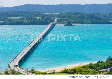 Emerald green sea and long bridge seen from the observatory Kouri Island, Okinawa Prefecture Emerald green sea and long bridge seen from the observatory Kouri Island, Okinawa Prefecture 74129266