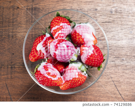 Sprinkle milk on strawberries Sprinkle milk on strawberries 74129886
