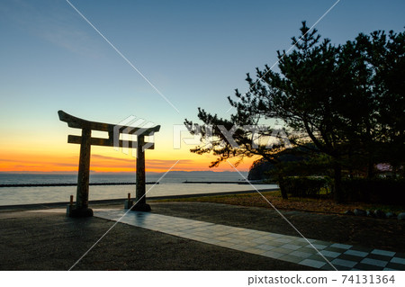 黎明時的大海(從川原大池公園/池之神社眺望天草) 黎明時的大海(從川原大池公園/池之神社眺望天草) 74131364