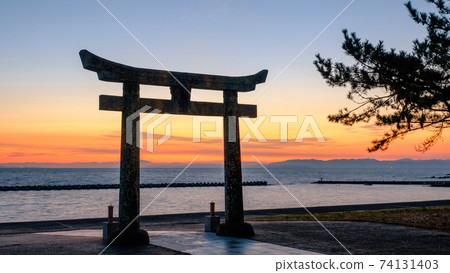 The sea at dawn (viewing Amakusa from Kawahara Oike Park / Pond Gozen Shrine) The sea at dawn (viewing Amakusa from Kawahara Oike Park / Pond Gozen Shrine) 74131403