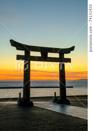 The sea at dawn (viewing Amakusa from Kawahara Oike Park / Pond Gozen Shrine) The sea at dawn (viewing Amakusa from Kawahara Oike Park / Pond Gozen Shrine) 74131420