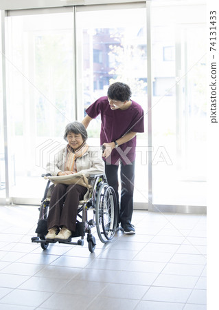 保姆助手老人高級輪椅步行 保姆助手老人高級輪椅步行 74131433
