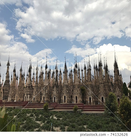 緬甸著名的旅遊勝地卡庫遺址的風景 緬甸著名的旅遊勝地卡庫遺址的風景 74132626