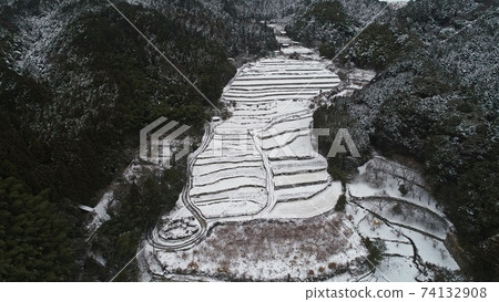 Stone pot rice terraces in a snowy landscape Stone pot rice terraces in a snowy landscape 74132908