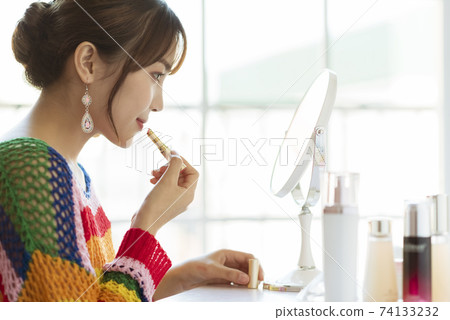 Female makeup beauty 74133232