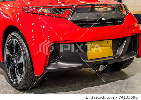 紅色跑車的後方 74133580