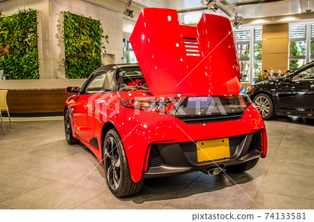 從左後方拍攝的紅色跑車 74133581