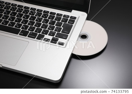 便攜式計算機和DVD 74133795