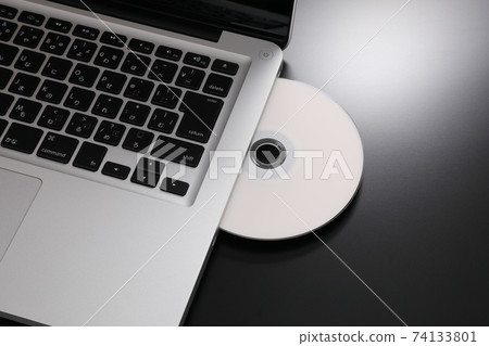 便攜式計算機和DVD 便攜式計算機和DVD 74133801