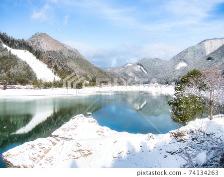 Onzui Lake in winter 74134263