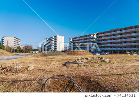 廣闊的都市住宅區新建築工地 74134531