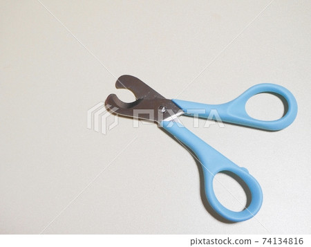 Scissors to cut tablets (horizontal) Scissors to cut tablets (horizontal) 74134816