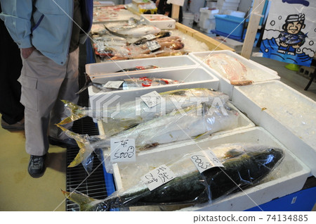 Big fish on the seafood market and those who see them Big fish on the seafood market and those who see them 74134885