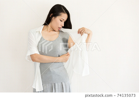 並排出汗 74135073