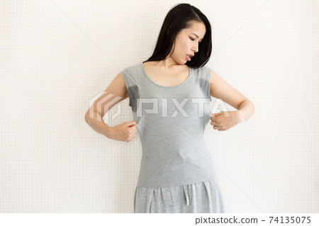 並排出汗 74135075