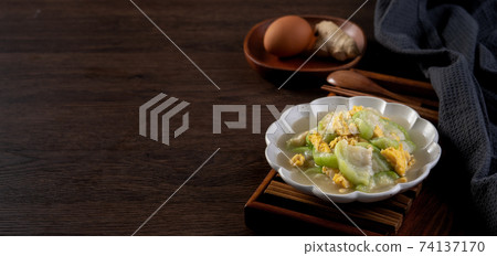 絲瓜 炒蛋 麻油 麻油絲瓜炒蛋 scrambled egg with loofah gourd 絲瓜 炒蛋 麻油 麻油絲瓜炒蛋 scrambled egg with loofah gourd 74137170