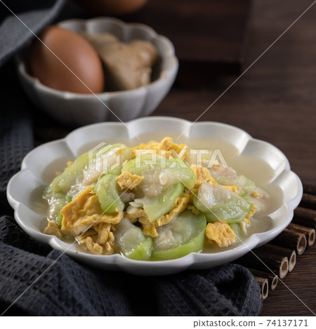 絲瓜 炒蛋 麻油 麻油絲瓜炒蛋 scrambled egg with loofah gourd 74137171