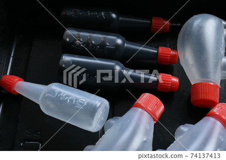 Takeaway seasoning container Takeaway seasoning container 74137413