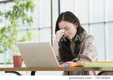 年輕女子遠程辦公遠程工作眼疲勞 74138904